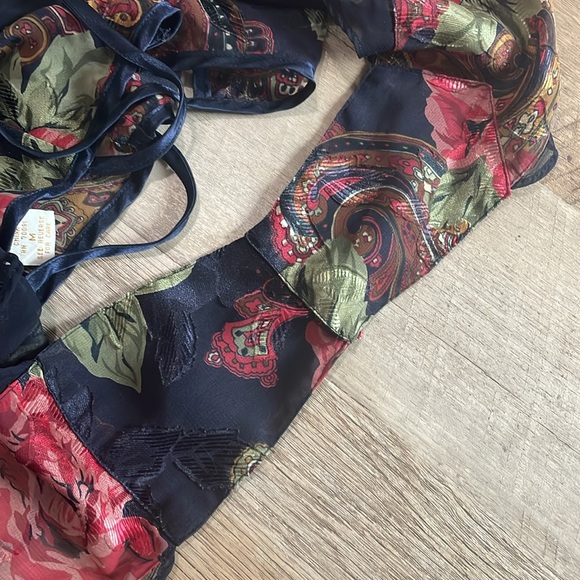 Vintage 90’s Victoria Secret nighty with red rose and paisley design size M - Picture 9 of 10